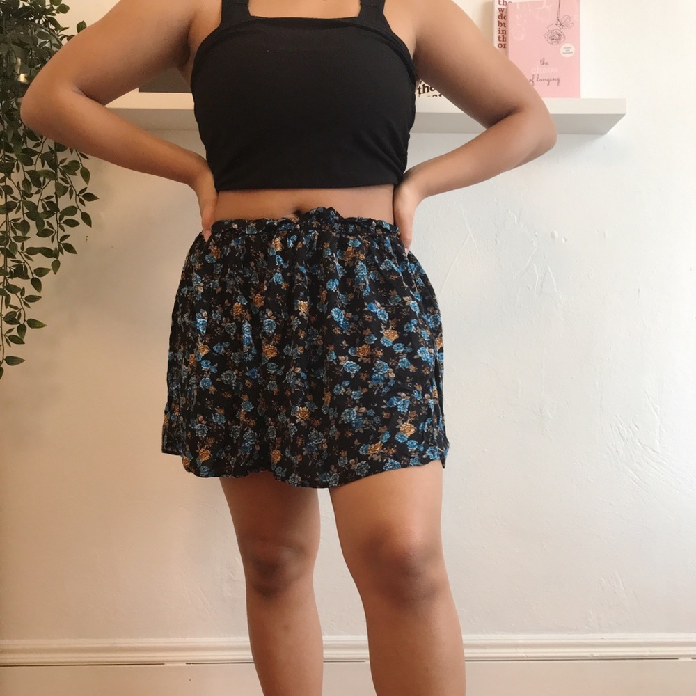 Floral skirt w/ blue flowers, Size S